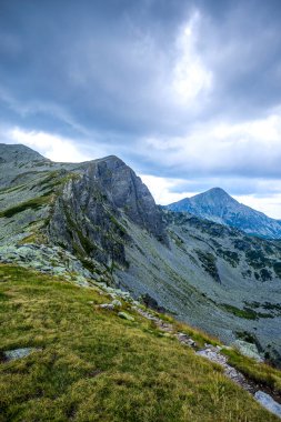 Yüksek dağların doğal manzarası