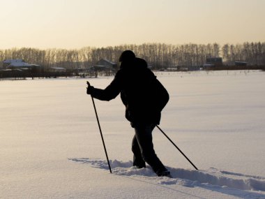 kayakçı siluet snowfield üzerinde