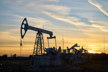                    Teknolojik petrol ve gaz üretimi. Üretim, ulaşım ve petrol işleme. Dünya nüfusu için üretim.            