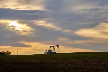                   Teknolojik petrol ve gaz üretimi. Üretim, ulaşım ve petrol işleme. Dünya nüfusu için üretim.             
