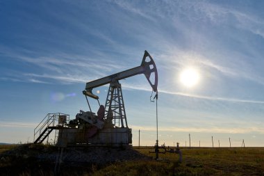                    Teknolojik petrol ve gaz üretimi. Üretim, ulaşım ve petrol işleme. Dünya nüfusu için üretim.            