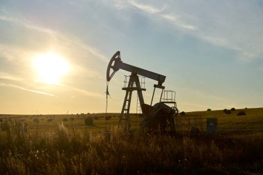                    Teknolojik petrol ve gaz üretimi. Üretim, ulaşım ve petrol işleme. Dünya nüfusu için üretim.            