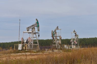                  Teknolojik petrol ve gaz üretimi. Üretim, ulaşım ve petrol işleme. Dünya nüfusu için üretim.              