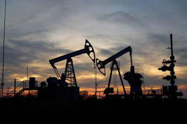                       Teknolojik petrol ve gaz üretimi. Üretim, ulaşım ve petrol işleme. Dünya nüfusu için üretim.         