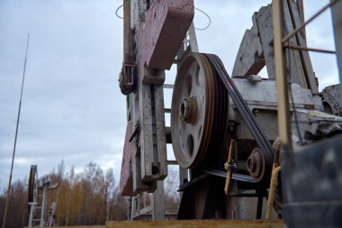    Teknolojik petrol ve gaz üretimi. Üretim, ulaşım ve petrol işleme. Dünya nüfusu için üretim.                            
