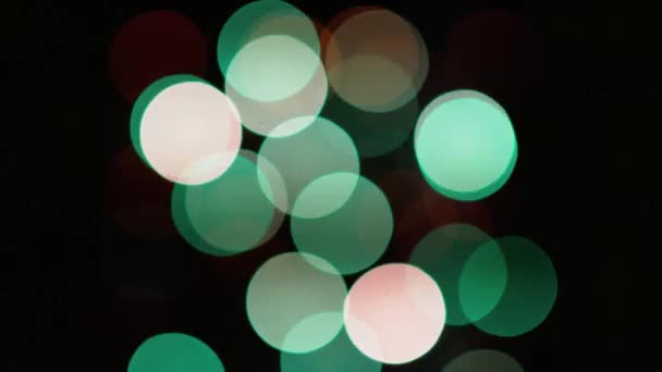 Разноцветный Мигающий Боке Черном Фоне Новогодние Огни Светящейся Гирлянды — стоковое видео