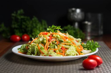 Sebzeli Çin lahana salatası