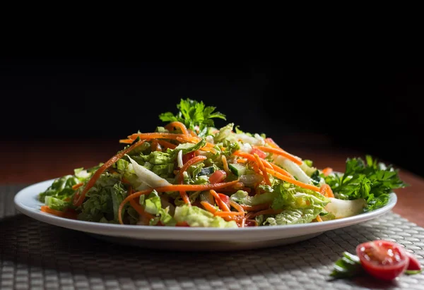 北京卷心菜沙拉与蔬菜 免版税图库图片
