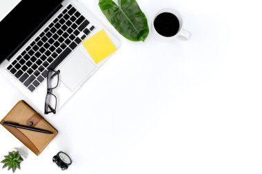 Dizüstü bilgisayar ile modern işyeri yaratıcı düz yatıyordu fotoğraf, üst vie