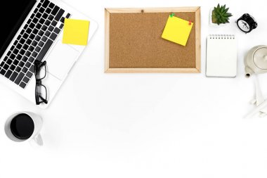 Dizüstü bilgisayar ile modern işyeri yaratıcı düz yatıyordu fotoğraf, üst vie