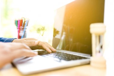 Ahşap dizüstü bilgisayar üzerinde çalışan iş adamı el kapatın 