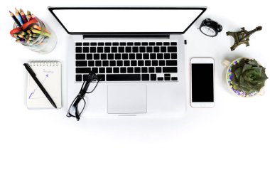 dizüstü bilgisayar ile modern işyeri nin üst görünümü yaratıcı düz yatıyordu fotoğraf