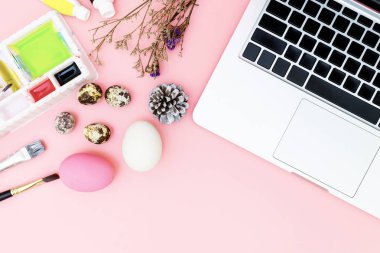 dizüstü bilgisayar ve yumurta ile modern işyeri düz yatıyordu fotoğraf, üst vie