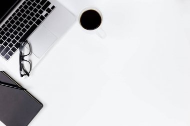 wh dizüstü bilgisayar ile modern işyeri düz yatıyordu Ofis masası masa