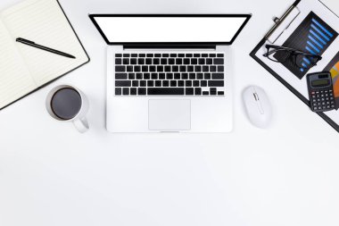 wh dizüstü bilgisayar ile modern işyeri düz yatıyordu Ofis masası masa