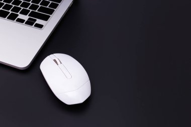 bl dizüstü bilgisayar ile modern işyeri düz yatıyordu Ofis masası masa