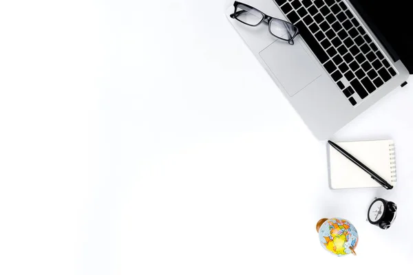 Креативная плоская фотография современного рабочего места с ноутбуком — стоковое фото