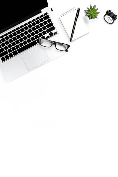 Dizüstü bilgisayar ile modern işyeri yaratıcı düz yatıyordu fotoğraf, üst vie