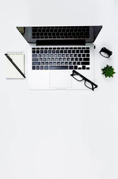 Kreativní byt ležel fotografie moderního pracoviště s notebookem, horní pohled na pozadí notebooku a kopírovat prostor na bílém pozadí, Nad zobrazení záběru počítačů na bílém pozadí — Stock fotografie