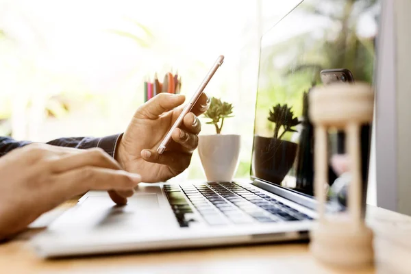 Primo piano mano uomo d'affari che lavora sul computer portatile su legno — Foto Stock