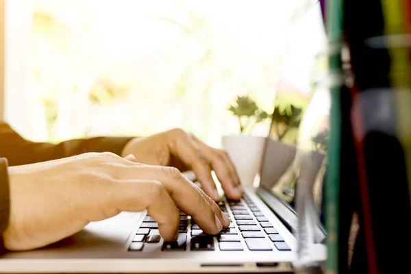 Primo piano mano uomo d'affari che lavora sul computer portatile su legno — Foto Stock