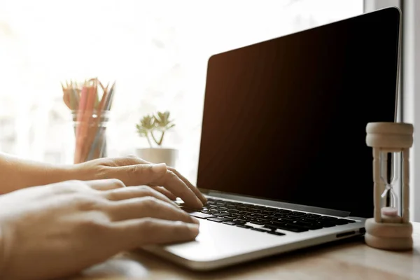 Primo piano mano uomo d'affari che lavora sul computer portatile su legno — Foto Stock