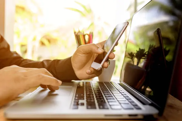 Primo piano mano uomo d'affari che lavora sul computer portatile su legno — Foto Stock