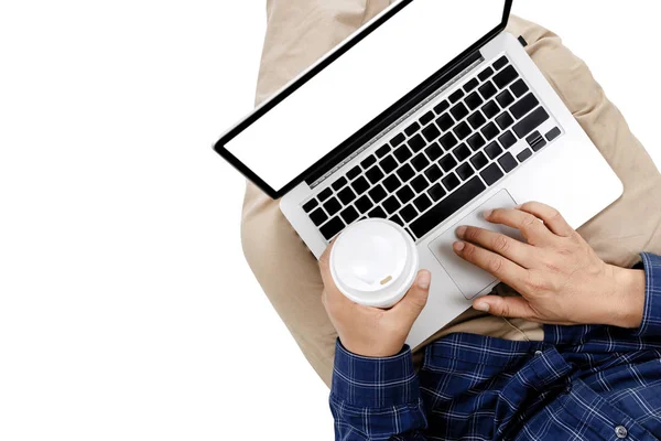 Giovane uomo d'affari che lavora al computer portatile con caffè caldo   , — Foto Stock