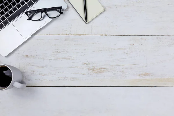 Mesa de escritorio de oficina plana de lugar de trabajo moderno con el ordenador portátil en w — Foto de Stock