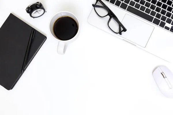 Flat lay Mesa de escritório do local de trabalho moderno com laptop no wh — Fotografia de Stock