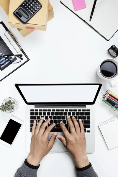 Uomo d'affari vista dall'alto che lavora con il posto di lavoro moderno con il computer portatile o — Foto Stock