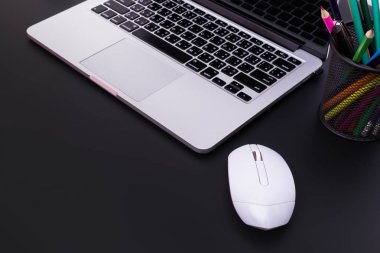 dizüstü bilgisayar ile modern işyeri düz yatıyordu Ofis masası 