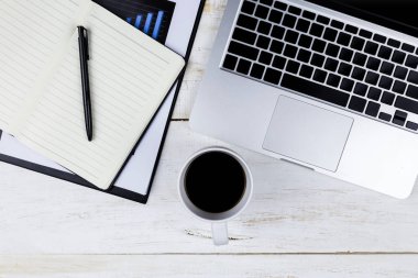 dizüstü bilgisayar ile modern işyeri düz yatıyordu Ofis masası 