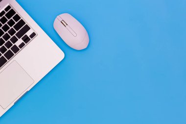 dizüstü bilgisayar ile modern işyeri düz yatıyordu Ofis masası 