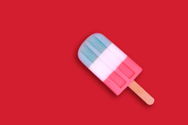 Ev ofis masası duvar kağıdı kırmızı arka plan üzerinde modern rustik renkli dondurma Düz yatıyordu, kırmızı pastel arka plan üzerinde renkli dondurma deseni üst görünümü. Minimal yaz konsepti.