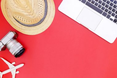 kırmızı masa üzerinde dizüstü bilgisayar ile modern işyeri düz yatıyordu Ofis masası,
