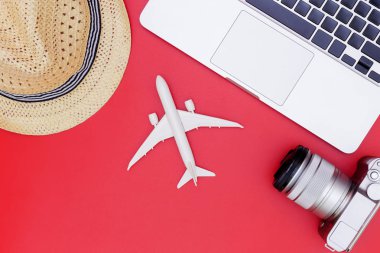 kırmızı masa üzerinde dizüstü bilgisayar ile modern işyeri düz yatıyordu Ofis masası, 