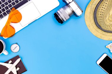 Dizüstü bilgisayar ile mavi blackground yaz konsepti, mavi arka plan üzerinde dizüstü bilgisayar ile modern işyeri düz yatıyordu, 