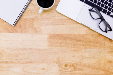 ahşap masa üzerinde dizüstü bilgisayar ile modern işyeri düz yatıyordu Ofis masası, 