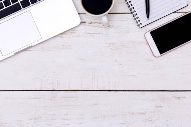ahşap masa üzerinde dizüstü bilgisayar ile modern işyeri düz yatıyordu Ofis masası,