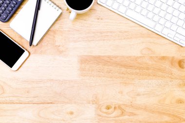 ahşap masa üzerinde dizüstü bilgisayar ile modern işyeri düz yatıyordu Ofis masası, 