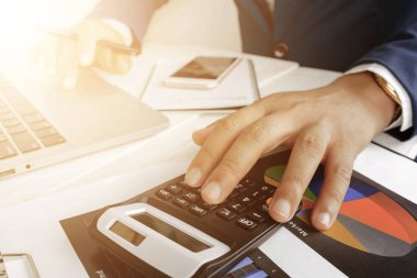 İş muhasebe planı konsepti, iş yapmak için hesap makinesiyle masaüstü bilgisayarı üzerinde çalışmak, 