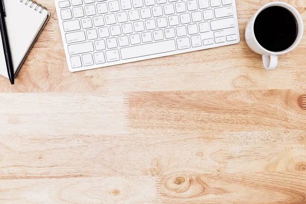 ahşap masa üzerinde dizüstü bilgisayar ile modern işyeri düz yatıyordu Ofis masası, 