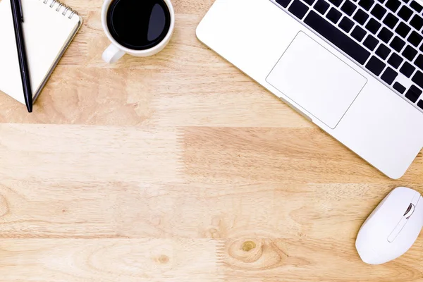 Mesa de escritorio de escritorio de oficina plana de lugar de trabajo moderno con ordenador portátil en mesa de madera , — Foto de Stock