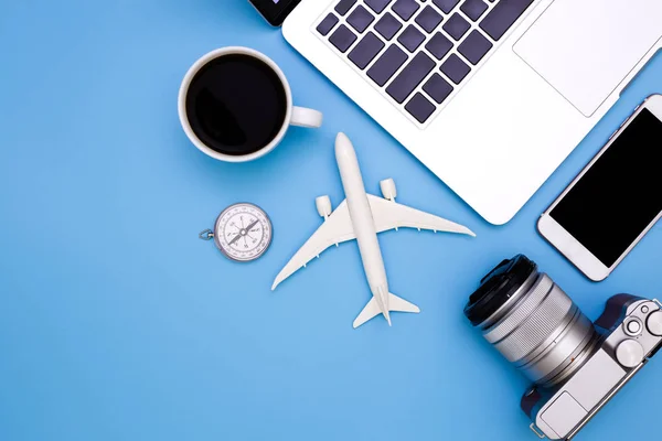 Concepto de verano en blackground azul con el ordenador portátil, la disposición plana del lugar de trabajo moderno con el ordenador portátil en el fondo azul , — Foto de Stock