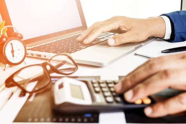 Business piano di contabilità concetto, Lavorare su computer portatile desktop con calcolatrice per fare affari , — Foto Stock