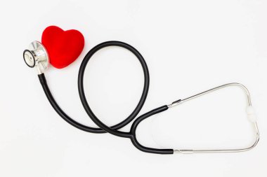 Stetoskop, Doktor masasının üst görünümü, beyaz arka plan üzerine boş kağıt,