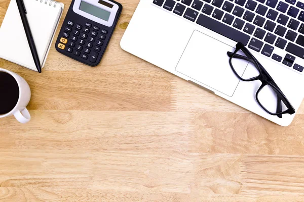 Mesa de escritorio de escritorio de oficina plana de lugar de trabajo moderno con ordenador portátil en mesa de madera , — Foto de Stock