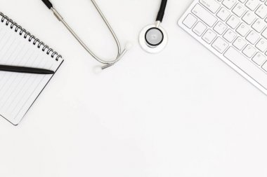 Stetoskop, Doktor masa masasının üst görünümü, beyaz arka planda boş kağıt, beyaz üzerinde görünüm Doktor iş araçları yukarıda, 