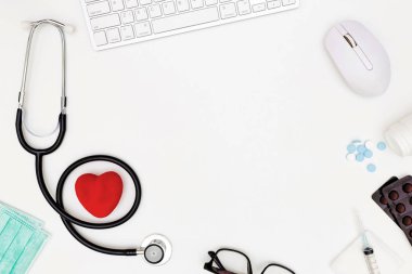 Stetoskop, Doktor masa masasının üst görünümü, beyaz arka planda boş kağıt, beyaz üzerinde görünüm Doktor iş araçları yukarıda, 